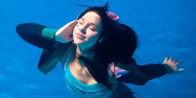 girl listening to music under water|Headphonerev.com